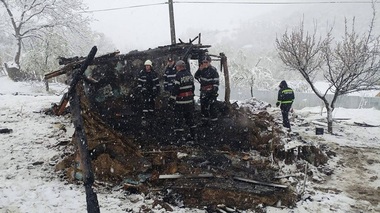 Bacău: Trei copii au murit într-un incendiu, după ce au fost lăsaţi singuri în casă. Părinţii, cercetaţi pentru ucidere din culpă - FOTO