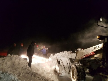 Vaslui: 12 persoane, între care doi copii, majoritatea pasageri într-un microbuz blocat pe un drum înzăpezit, cazate într-o unitatea militară