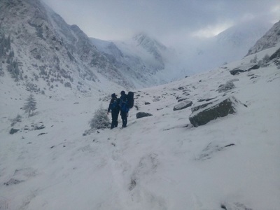 Echipele de salvare vor urca pe munte duminică pentru a recupera trupurile celor doi copii alpinişti morţi în avalanşa din Retezat