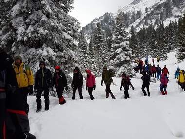 Conducătorul şcolii de ghizi aflat în Retezat cu un grup masiv relatează pe Facebook cum s-au derulat evenimentele în timpul avalanşei în care au murit cei doi copii