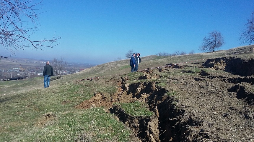 Galaţi: Alunecarea de teren din satul Izvoarele a mai avansat cu cel puţin 30 de centimetri în ultimele 12 ore 