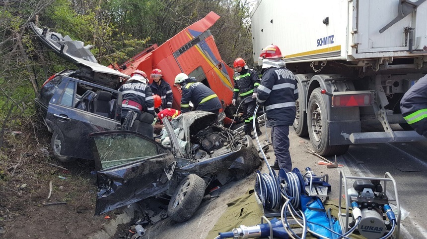 UPDATE - Un TIR şi două autoturisme, implicate într-un accident grav în judeţul Olt: Cinci persoane, între care doi copii, au murit, un rănit a fost transportat în comă la spital