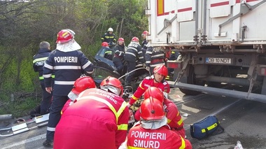 ISU: Patru persoane, între care doi copii, au murit în accidentul din judeţul Olt; un rănit, transportat în comă la spital
