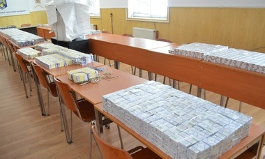 Vaslui: Tânăr arestat şi două maşini de lux, în valoare de 110.000 de lei, confiscate pentru contradandă cu ţigări - FOTO