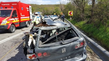 Bărbatul rănit grav în accidentul din judeţul Olt şi preluat în comă de o ambulanţă a murit în drum spre spital