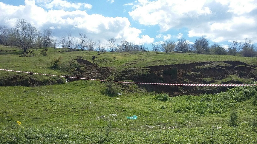 Galaţi: Alunecarea de teren din satul Izvoarele a mai avansat în ultimele ore cu 25 de centimetri
