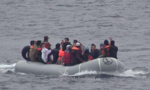 Peste 50 de persoane, dintre care 13 copii, salvate de poliţiştii de frontieră români în Marea Egee