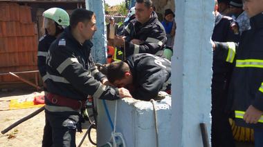 UPDATE: Băieţelul de doi ani blocat într-un puţ a fost salvat după aproximativ zece ore. Peste 40 de pompieri au participat la intervenţie. Salvator: Copilul a stat cu jumătate de corp în apă. FOTO/VIDEO