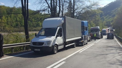 Vâlcea: Trafic îngreunat pe DN 7, în urma unui accident în care au fost implicate patru autovehicule; o persoană, rănită