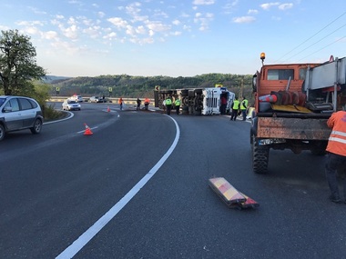 Circulaţia pe DN 7 – Valea Oltului se desfăşoară cu dificultate după ce un TIR s-a răsturnat, în urma impactului cu un autoturism - VIDEO