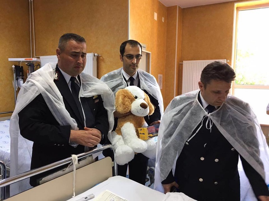 Băieţelul de doi ani din Teleorman care a căzut într-un puţ, vizitat la spital de salvatorii săi