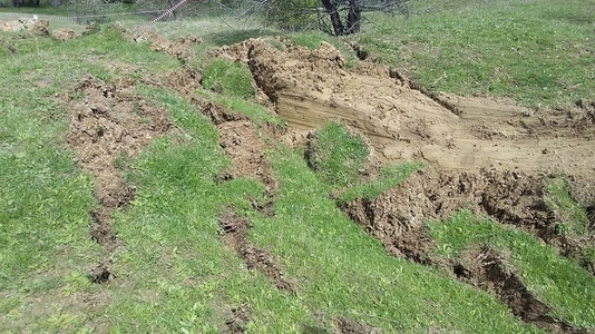 Galaţi: Alunecarea de teren din satul Izvoarele a mai avansat cu 30 de centimetri în ultimele 24 de ore