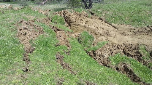Galaţi: Alunecarea de teren din satul Izvoarele a mai avansat cu 30 de centimetri în ultimele 24 de ore