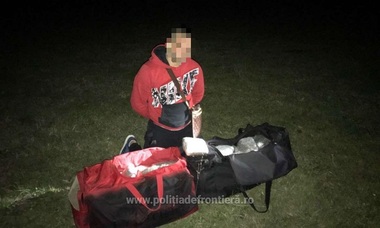 Timiş: Doi albanezi, prinşi când încercau să introducă ilegal în ţară aproximativ 34 de kilograme de canabis - FOTO