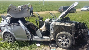 Constanţa: Cinci persoane, între care un copil de doi ani, rănite după ce un autoturism a lovit un TIR - FOTO/ VIDEO