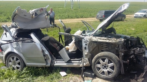 Constanţa: Cinci persoane, între care un copil de doi ani, rănite după ce un autoturism a lovit un TIR - FOTO/ VIDEO