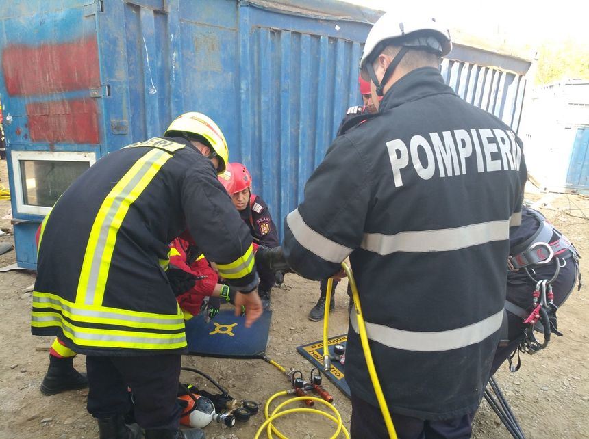 UPDATE - ISU Bucureşti: Bărbat decedat după ce a fost prins sub un container care a căzut după ce macaraua care îl ridica s-a răsturnat - FOTO
