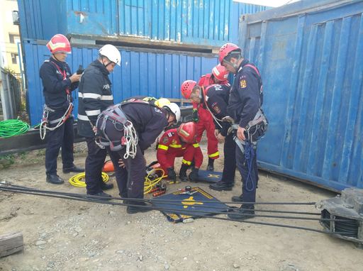 Bărbatul prins sub un container care a căzut după ce macaraua care îl ridica s-a răsturnat a fost scos decedat