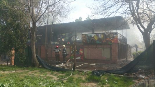 Incendiul de la restaurantul dezafectat de lângă Pasajul Basarab a fost stins