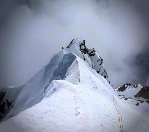 Risc maxim de avalanşă în Munţii Făgăraş, Bucegi şi Piatra Craiului; turiştii, sfătuiţi să nu urce pe traseele montane închise