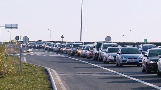 Coloane de maşini, la ieşirea de pe autostrada A1 Timişoara-Făget în DE 673 Lugoj-Deva