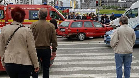Sibiu: O femeie şi fiul ei de 13 ani, răniţi după ce trei maşini s-au ciocnit în apropierea unei pieţe agroalimentare - FOTO