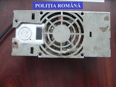 Dâmboviţa: Bărbat cercetat de poliţişti, după ce a realizat un post de radio pirat, care emitea în zonă