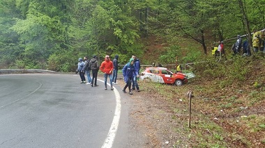 Braşov: Bărbat care asista la un raliu, la spital după ce, speriat de o maşină ieşită de pe traseu, a alunecat şi s-a lovit la cap