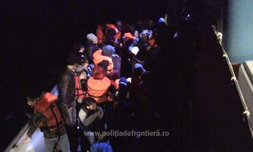 Aproape 40 de persoane, dintre care 17 copii, salvate de poliţiştii de frontieră români în Marea Egee