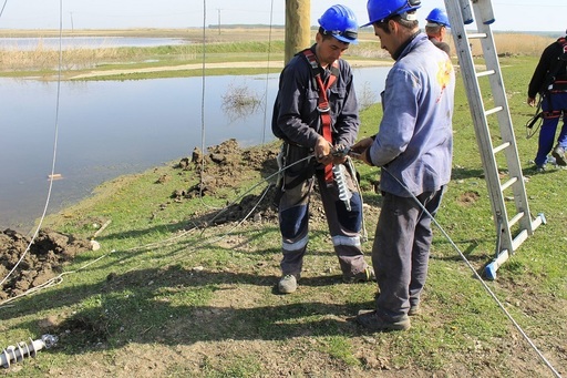 Vaslui: Toţi consumatorii rămaşi fără energie electrică din cauza ninsorilor, realimentaţi după zece zile de lucrări