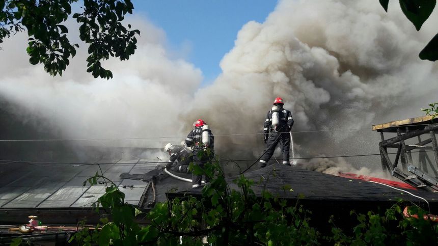 Incendiu la o casă din Sectorul 1 al Capitalei, extins la o altă locuinţă din apropiere