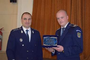 Vaslui: Un agent de poliţie a primit în cadru festiv ”distincţia de onoare”, în prezenţa prefectului, după ce a salvat un bărbat de la sinucidere