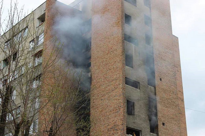 Unsprezece persoane, la spital în urma unui incendiu într-un bloc din Petrila - FOTO, VIDEO