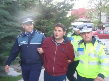 Constanţa: Şoferul prins după montarea a două baraje şi tragerea unui foc de armă, internat într-un centru medical