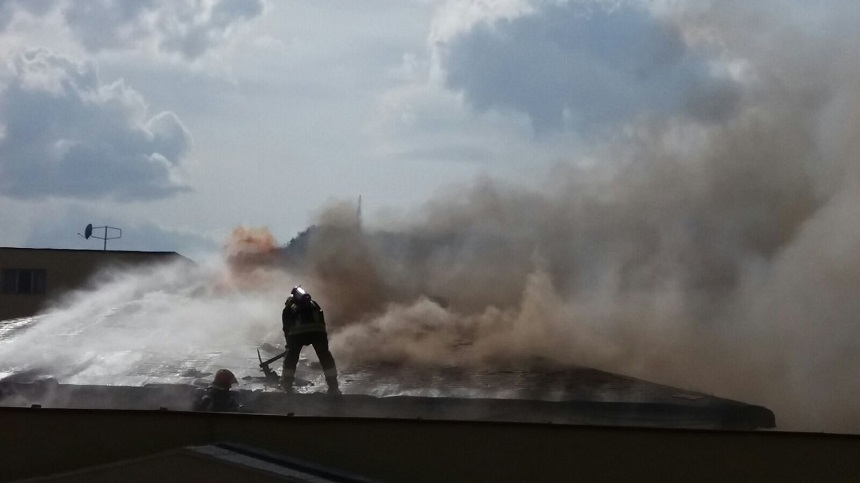Incendiu puternic la un club din cartierul braşovean Astra, care s-a extins şi la restaurantul din imediata apropiere - FOTO