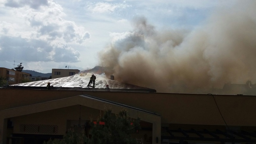 Incendiul care a afectat un club şi un restaurant din Braşov a fost stins