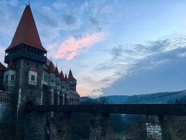 UPDATE - Presupusul autor al jafului de la Castelul Corvinilor, reţinut de poliţişti în incinta Spitalului Municipal Hunedoara. Bărbatul a fost arestat