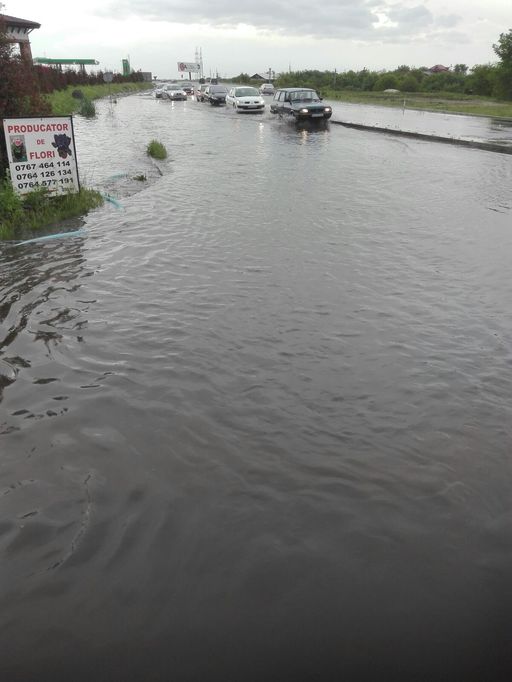 Trafic îngreunat pe DN 5, în judeţul Giurgiu, după ce şoseaua a fost inundată în urma ploilor - VIDEO