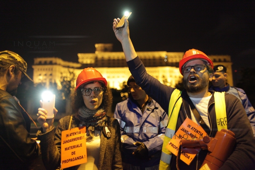 UPDATE - Protest faţă de proiectul Legii graţierii care urmează să fie votat luni în Senat s-a încheiat. Manifestanţii au plecat de la Palatul Parlamentului FOTO/VIDEO