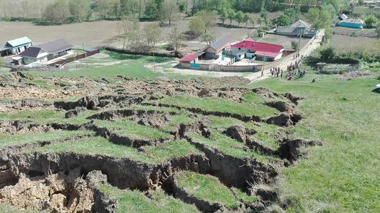 Alunecare masivă de teren în Vaslui, unde două familii ar putea fi evacuate din cauza pericolului ca locuinţele să le fie dărâmate 