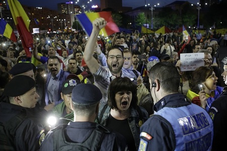 Câteva sute de persoane au plecat în marş spre Parlament: „România cere fără graţiere”. VIDEO