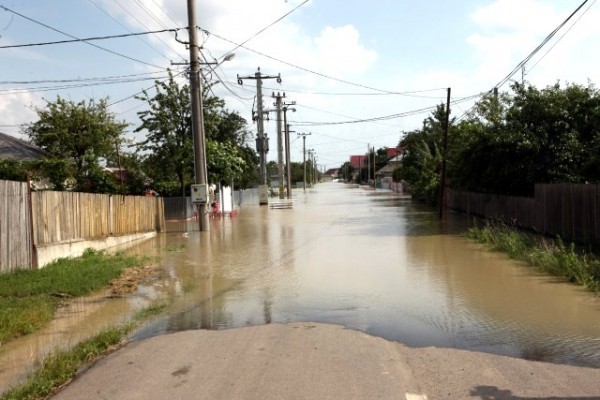 Mai multe localităţi din Dâmboviţa sunt afectate de inundaţii