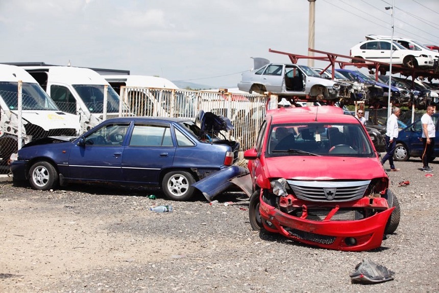 Buzău: Patru persoane care se aflau pe marginea DN 2, rănite după ce o şoferiţă a pierdut controlul volanului - FOTO