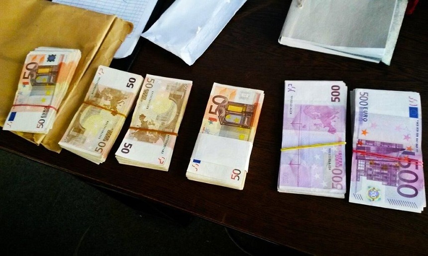 Vaslui: 27.000 euro, confiscaţi de la pasagera unui microbuz, după ce a încercat să-i introducă ilegal în ţară, ascunşi într-un bagaj