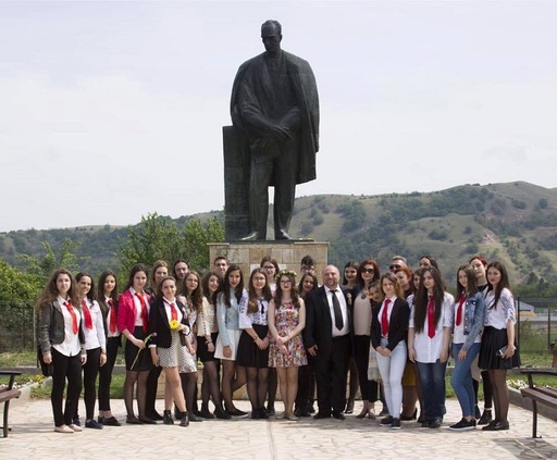 Soclul statuii lui Lucian Blaga din Lancrăm, vandalizat chiar în zilele în care poetul este comemorat