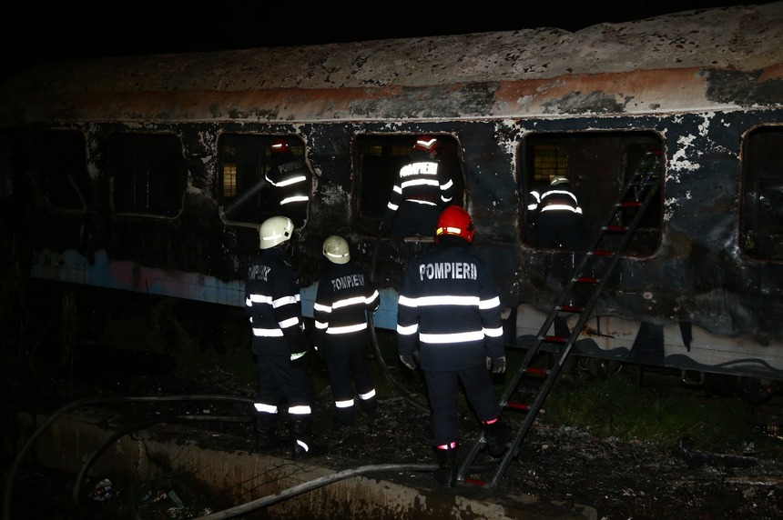 Incendiu izbucnit într-un vagon de călători dezafectat din staţia Basarab, stins de pompieri după o oră şi jumătate - VIDEO