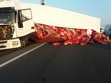 Trafic îngreunat pe DN1, între Ploieşti şi Braşov, din cauza unui TIR răsturnat pe şosea. VIDEO
