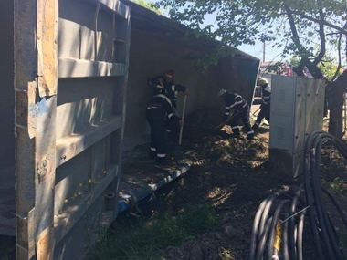 Un camion încărcat cu pietriş s-a răsturnat peste un grup de oameni, în Salonta. O femeie şi nepoata sa de aproximativ un an, găsite moarte sub bena camionului  - FOTO/VIDEO. UPDATE