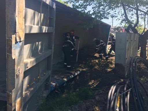 Un camion încărcat cu pietriş s-a răsturnat peste un grup de oameni, în Salonta. O femeie şi nepoata sa de aproximativ un an, găsite moarte sub bena camionului  - FOTO/VIDEO. UPDATE