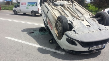 Constanţa: Cinci persoane, la spital după ce un autoturism a lovit o ambulanţă privată care transporta pacienţi pentru dializă